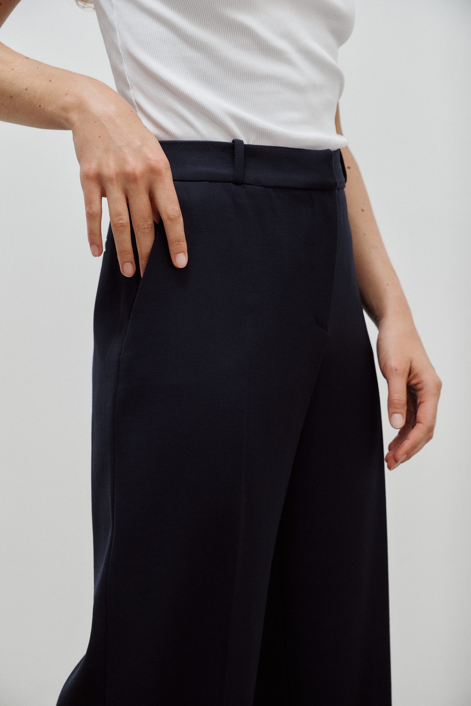 pantalon de tailleur femme en gabardine de laine bleu marine made in France - Facettes Studio