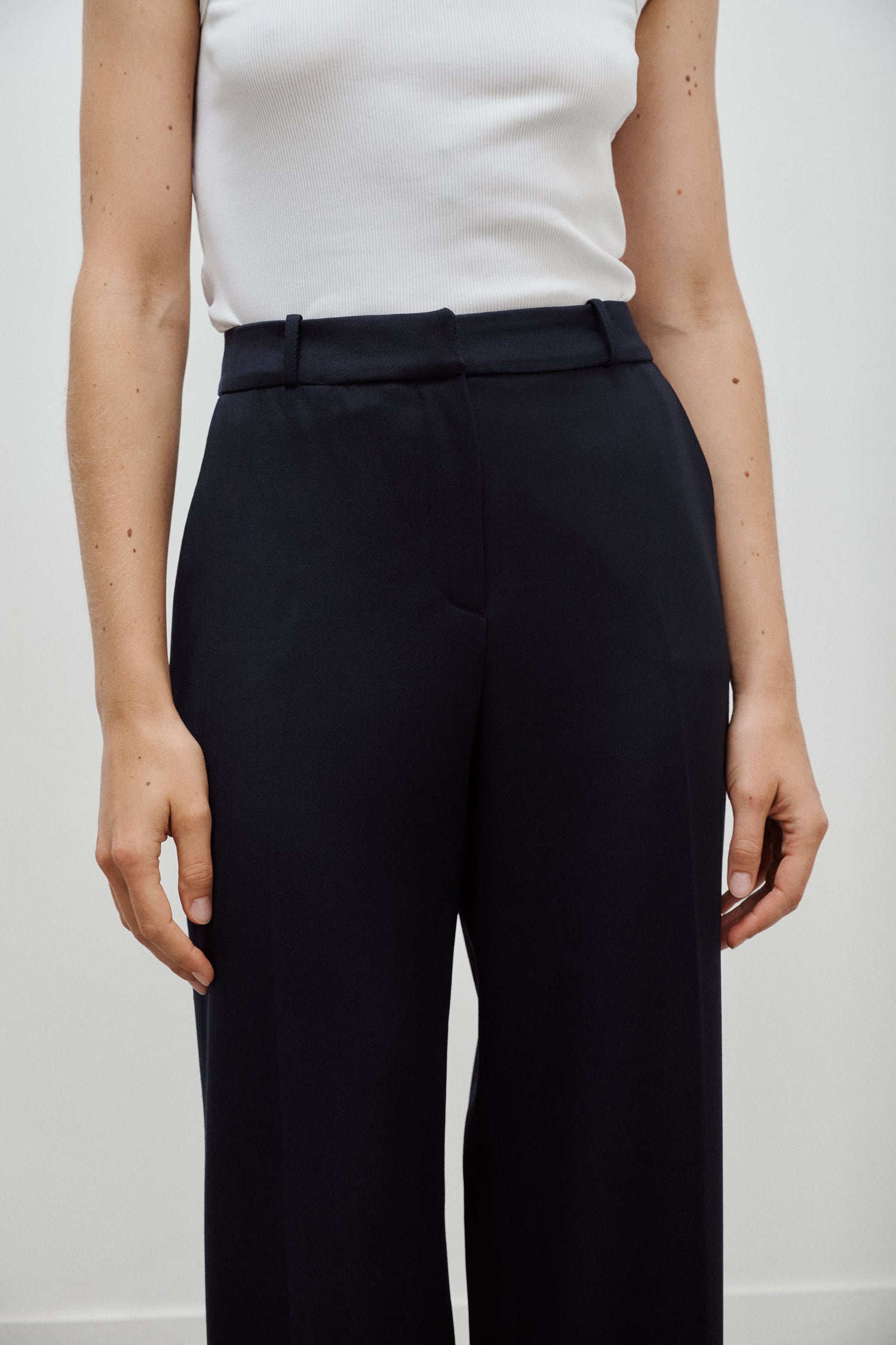 pantalon de tailleur femme en gabardine de laine bleu marine made in France - Facettes Studio