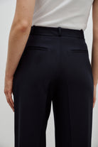 pantalon de tailleur femme en gabardine de laine bleu marine made in France - Facettes Studio
