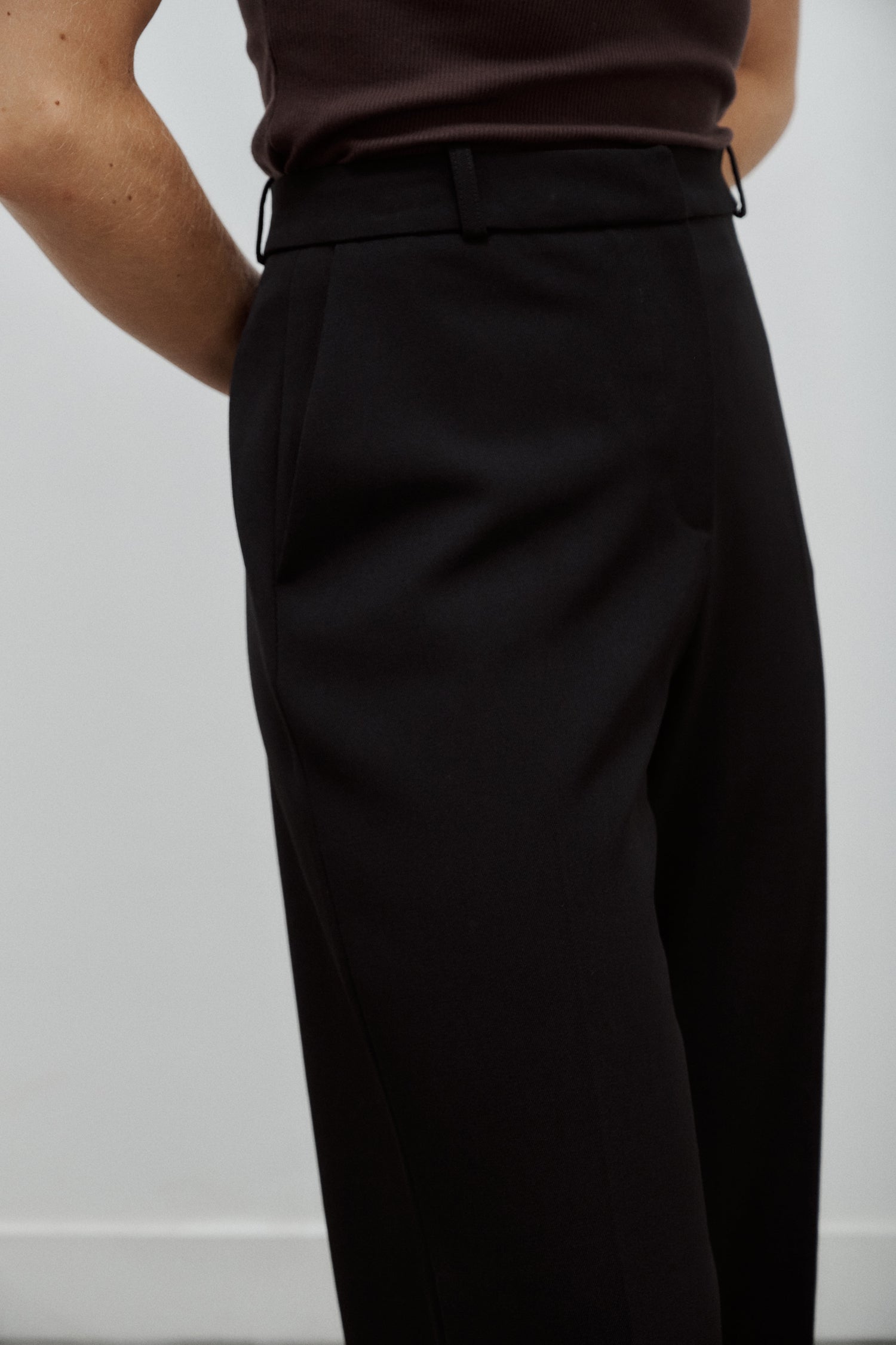 pantalon de tailleur femme gabardine de laine noire Made in France par Facettes Studio
