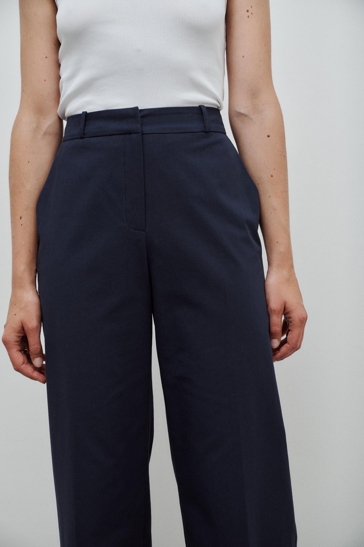pantalon tailleur femme tailleur haute en toile de coton bleu marine Made in France par Facettes Studio