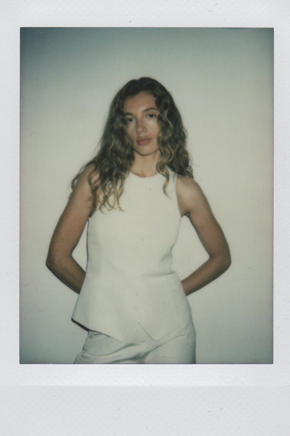 polaroid gilet Monica blanc - Facettes Studio