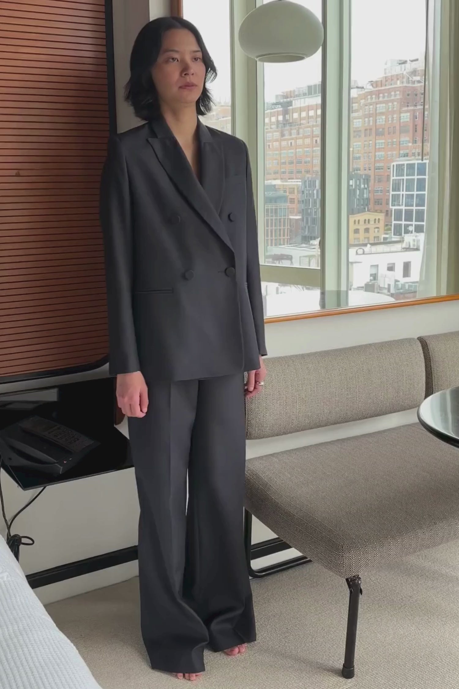 vidéo ensemble tailleur femme veste double boutonnage et pantalon en twill de laine noir Made in France par Facettes Studio