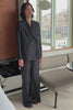 vidéo ensemble tailleur femme veste double boutonnage et pantalon en twill de laine noir Made in France par Facettes Studio