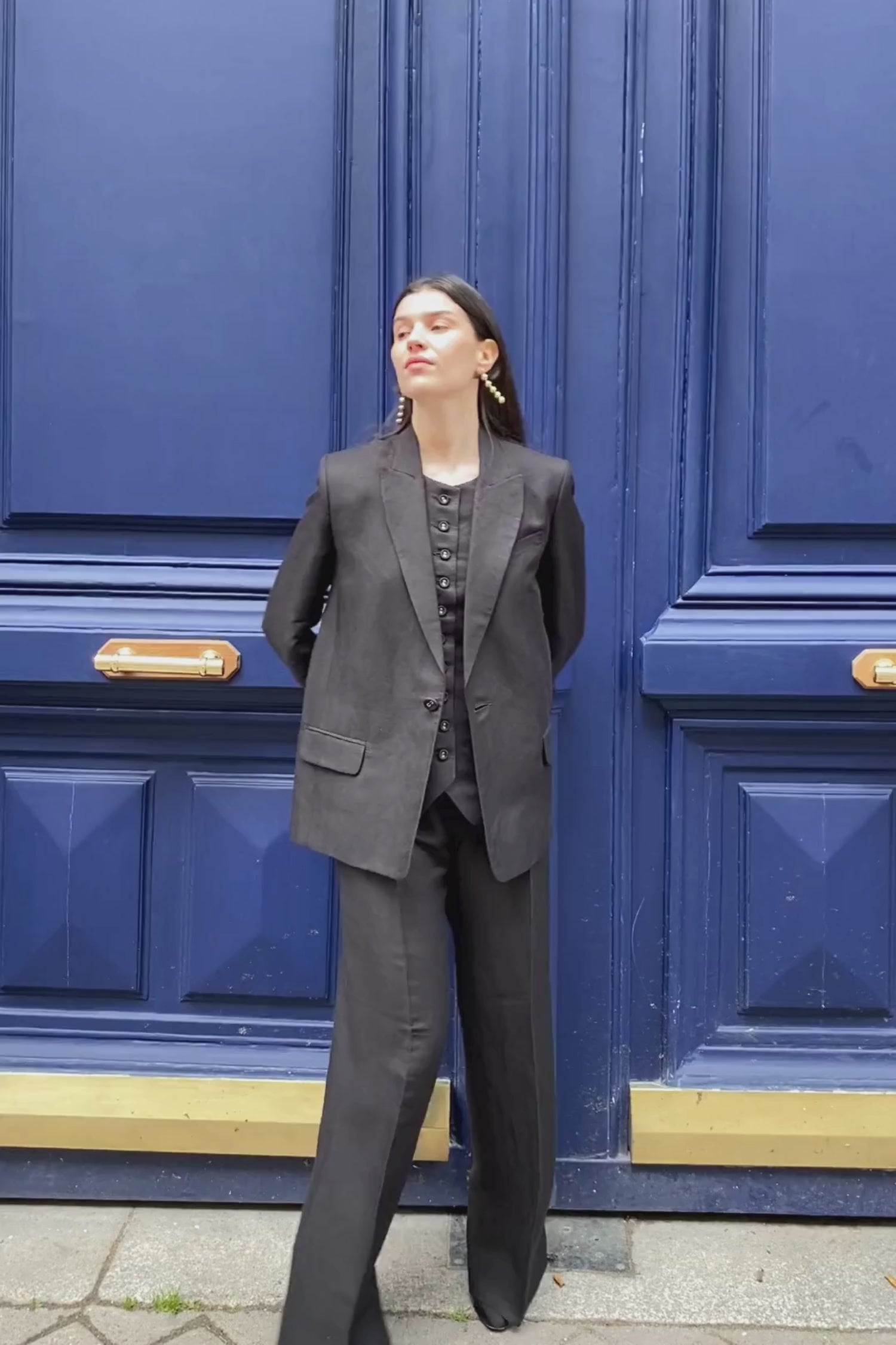 vidéo tailleur femme en lin noir Made in France par Facettes Studio