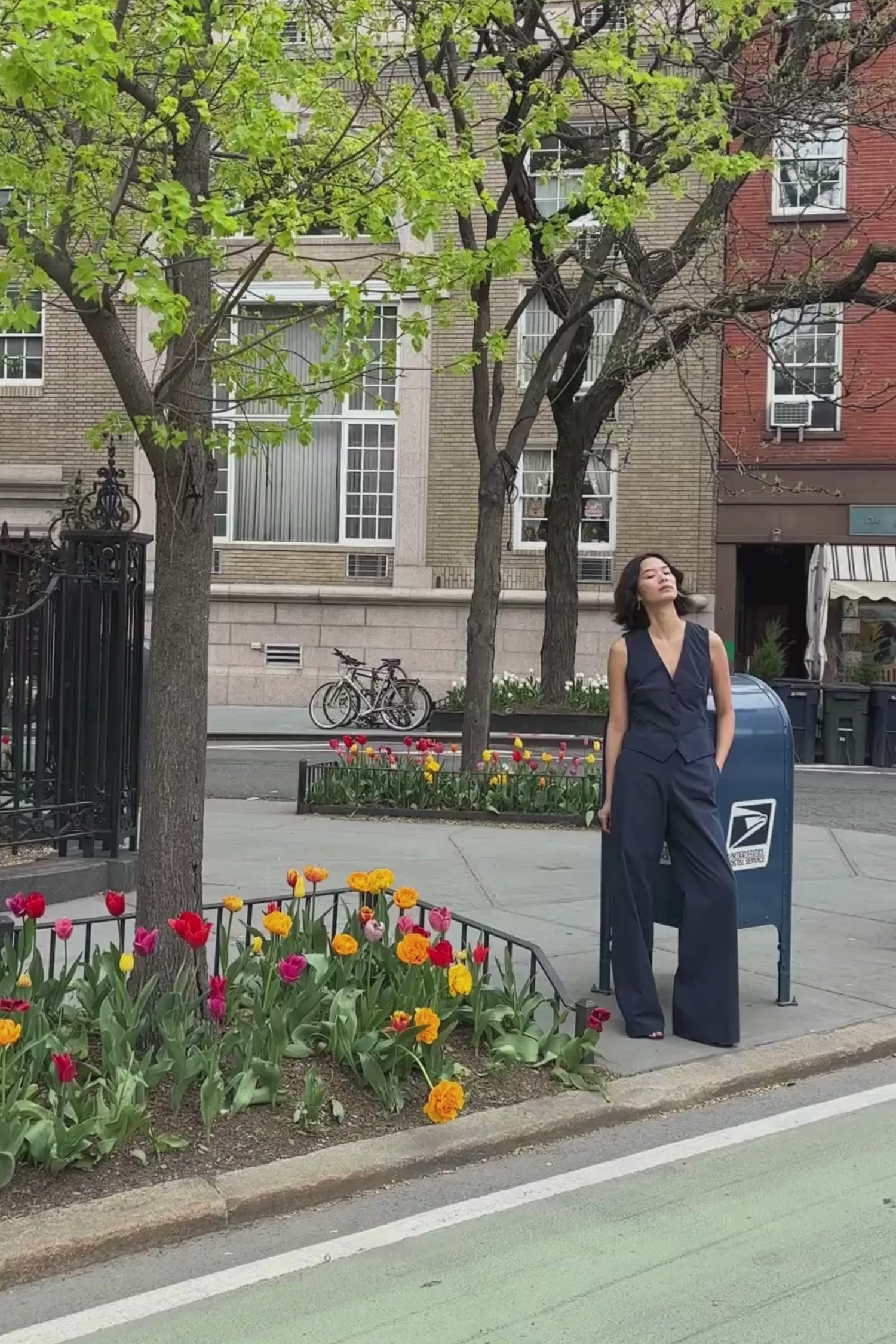 vidéo ensemble assorti gilet et pantalon tailleur pour femme bleu marine Made in France par Facettes Studio
