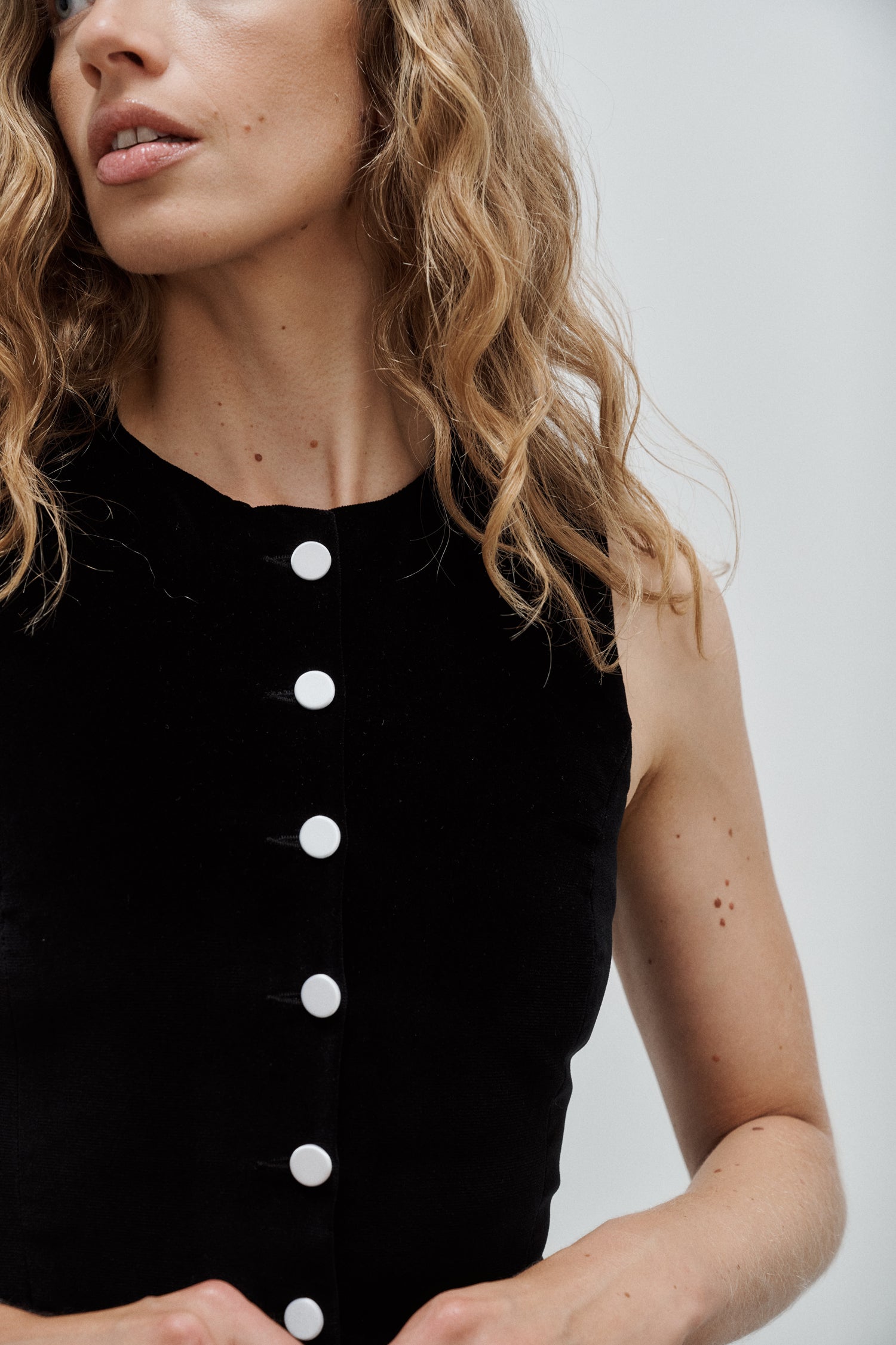 robe courte sans manches col rond en velours de coton noir et boutons de satin soie blanc Made in France par Facettes Studio