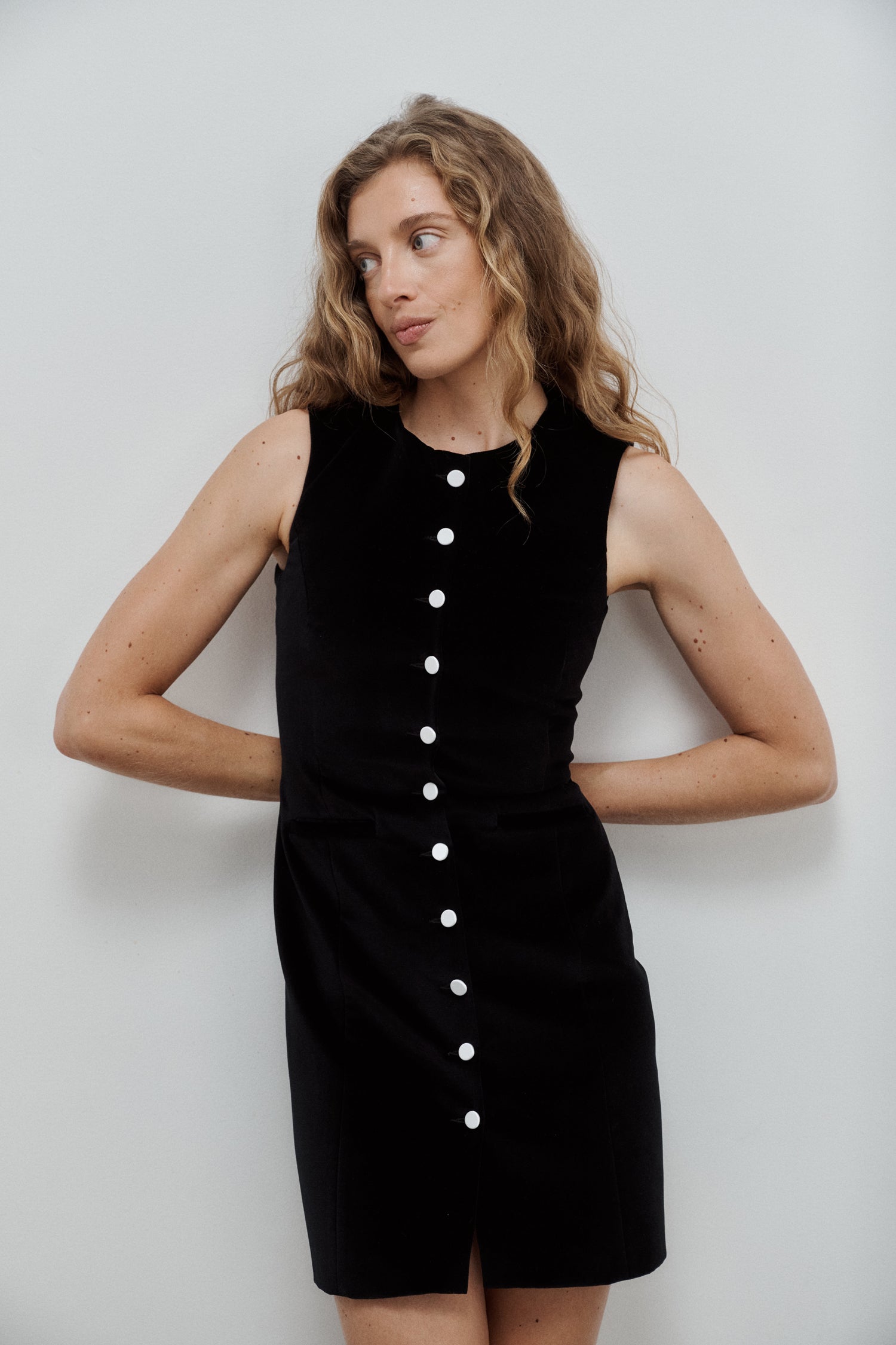 robe courte sans manches col rond en velours de coton noir et boutons de satin soie blanc Made in France par Facettes Studio