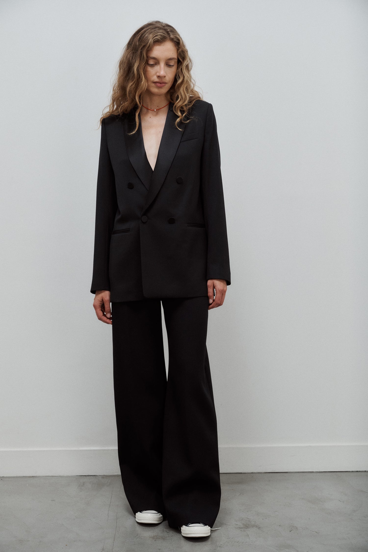 veste de smoking noire pour femme à double boutonnage en grain de poudre de laine noir et col en satin de soie noir par Facettes Studio
