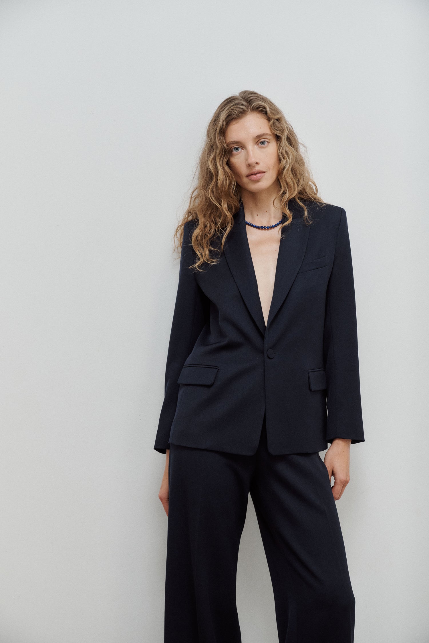 veste de tailleur femme simple boutonnage gabardine de laine bleu marine Made in France par Facettes Studio