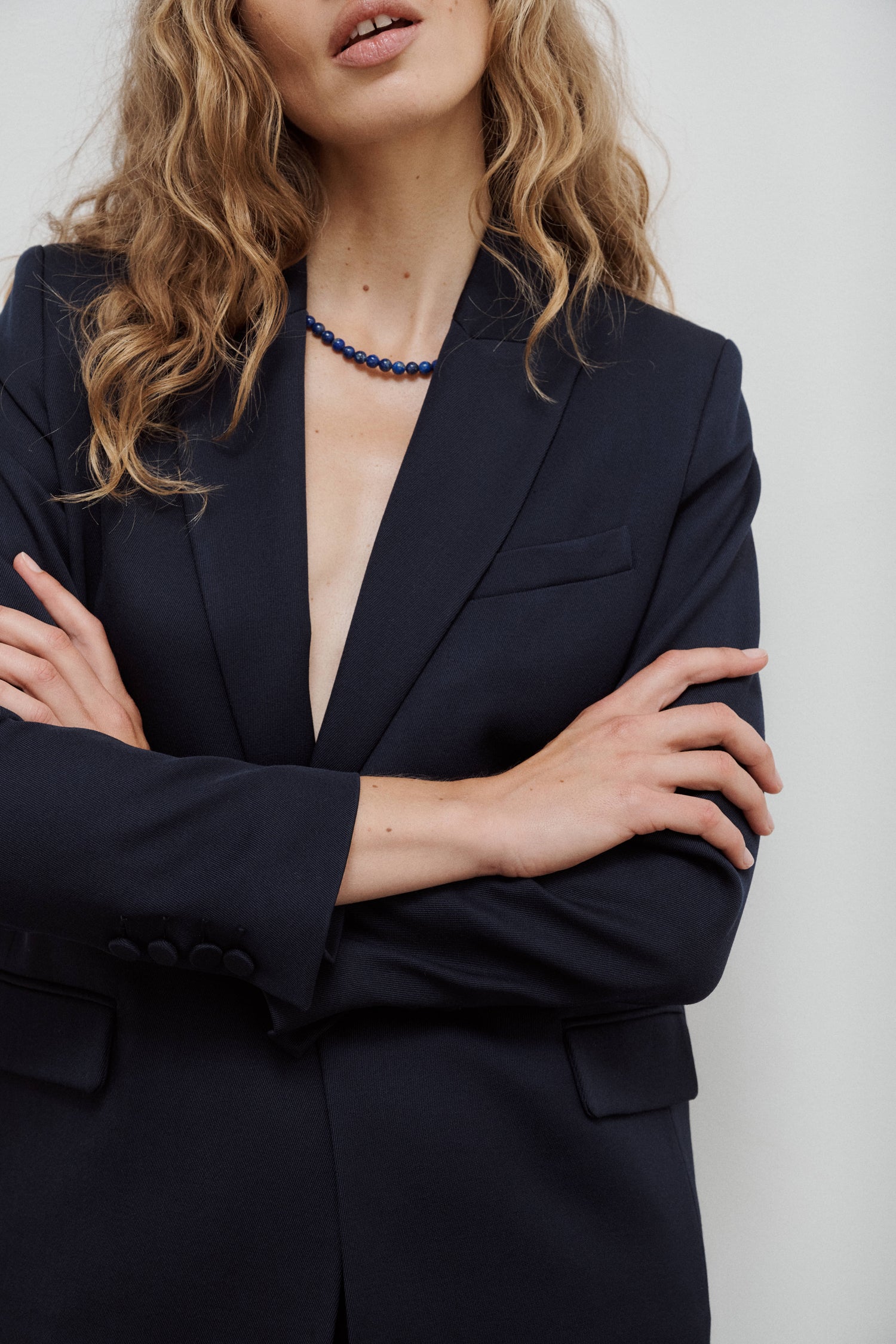 veste de tailleur femme simple boutonnage gabardine de laine bleu marine Made in France par Facettes Studio