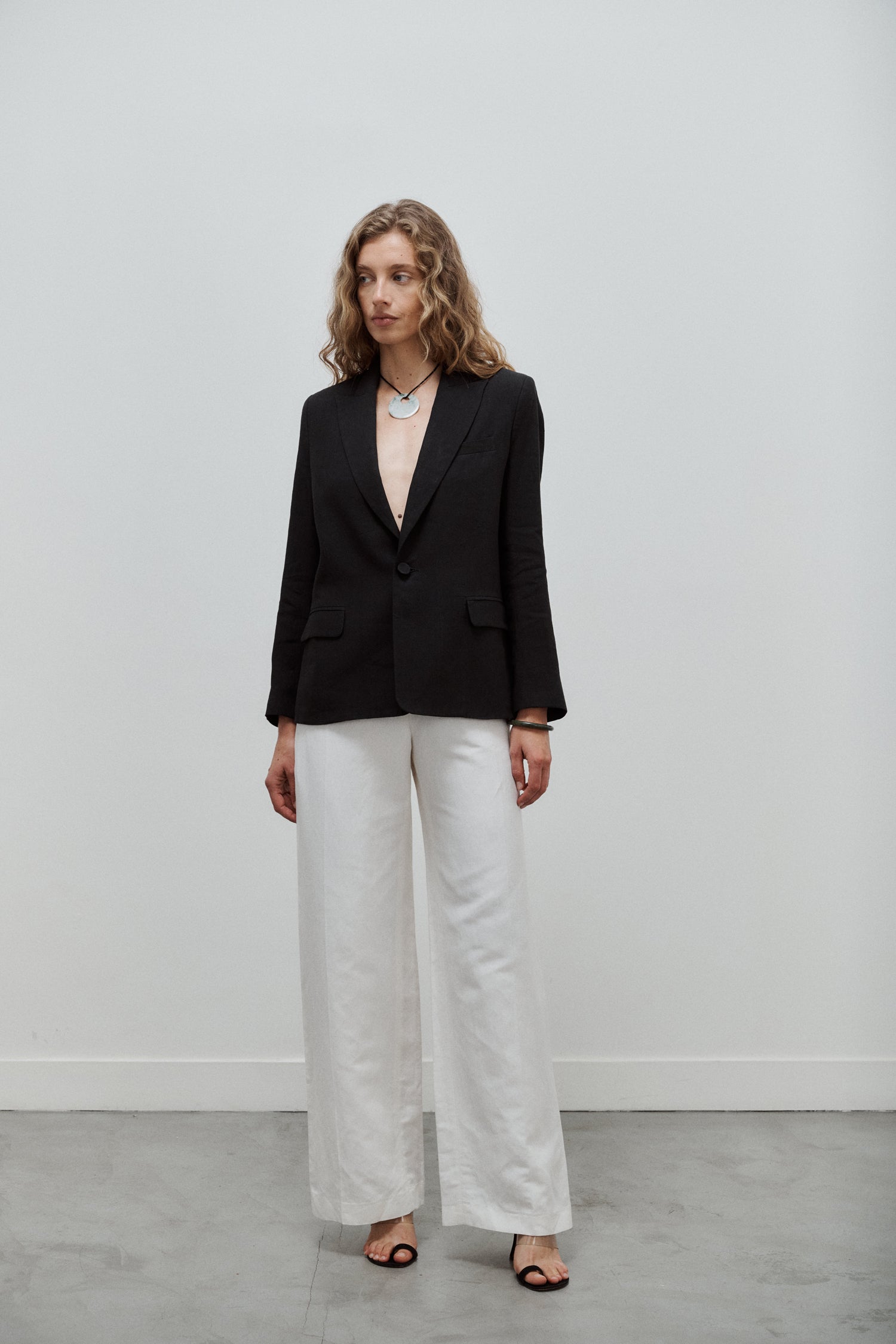 veste de tailleur femme à boutonnage simple en lin noir par facettes Studio