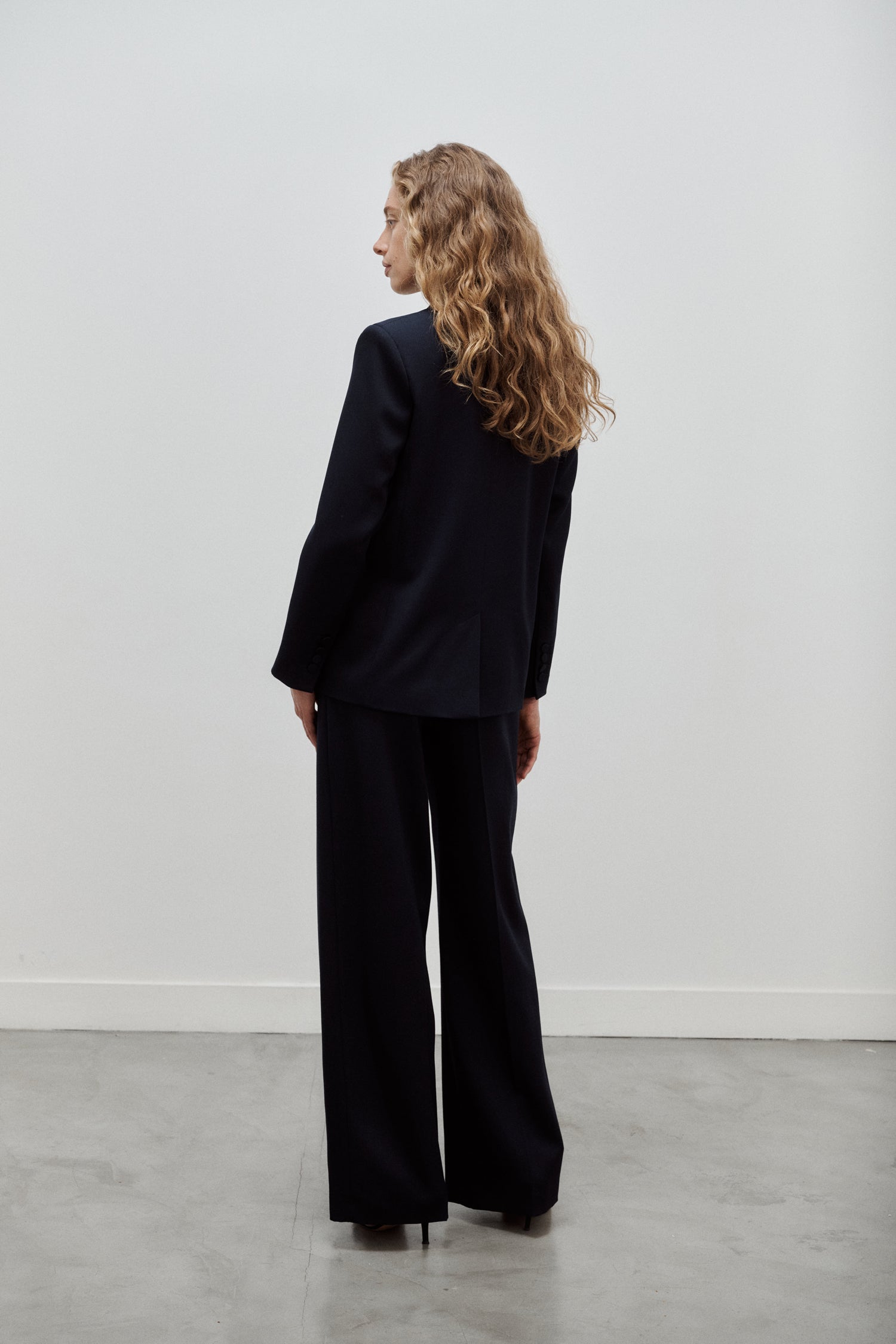 veste de tailleur femme simple boutonnage gabardine de laine bleu marine Made in France par Facettes Studio