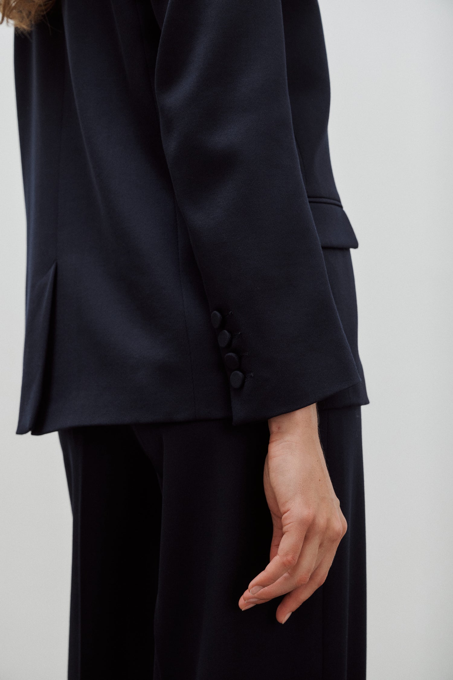 veste de tailleur femme simple boutonnage gabardine de laine bleu marine Made in France par Facettes Studio