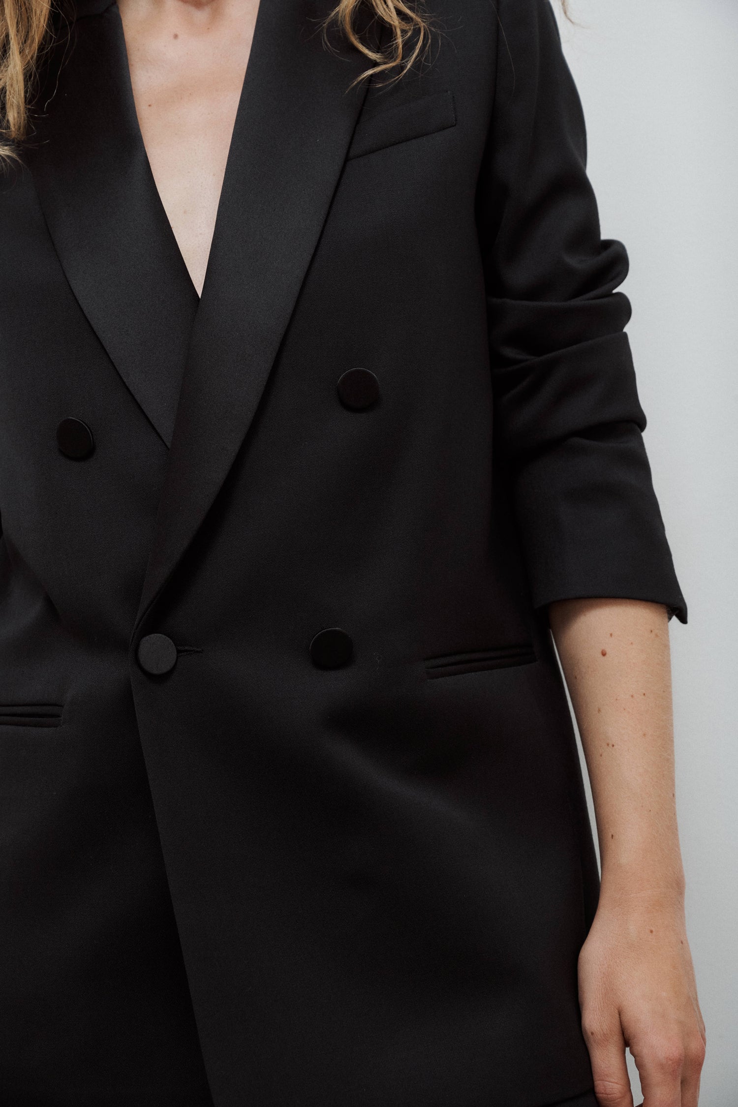 veste de smoking noire pour femme à double boutonnage en grain de poudre de laine noir et col en satin de soie noir par Facettes Studio