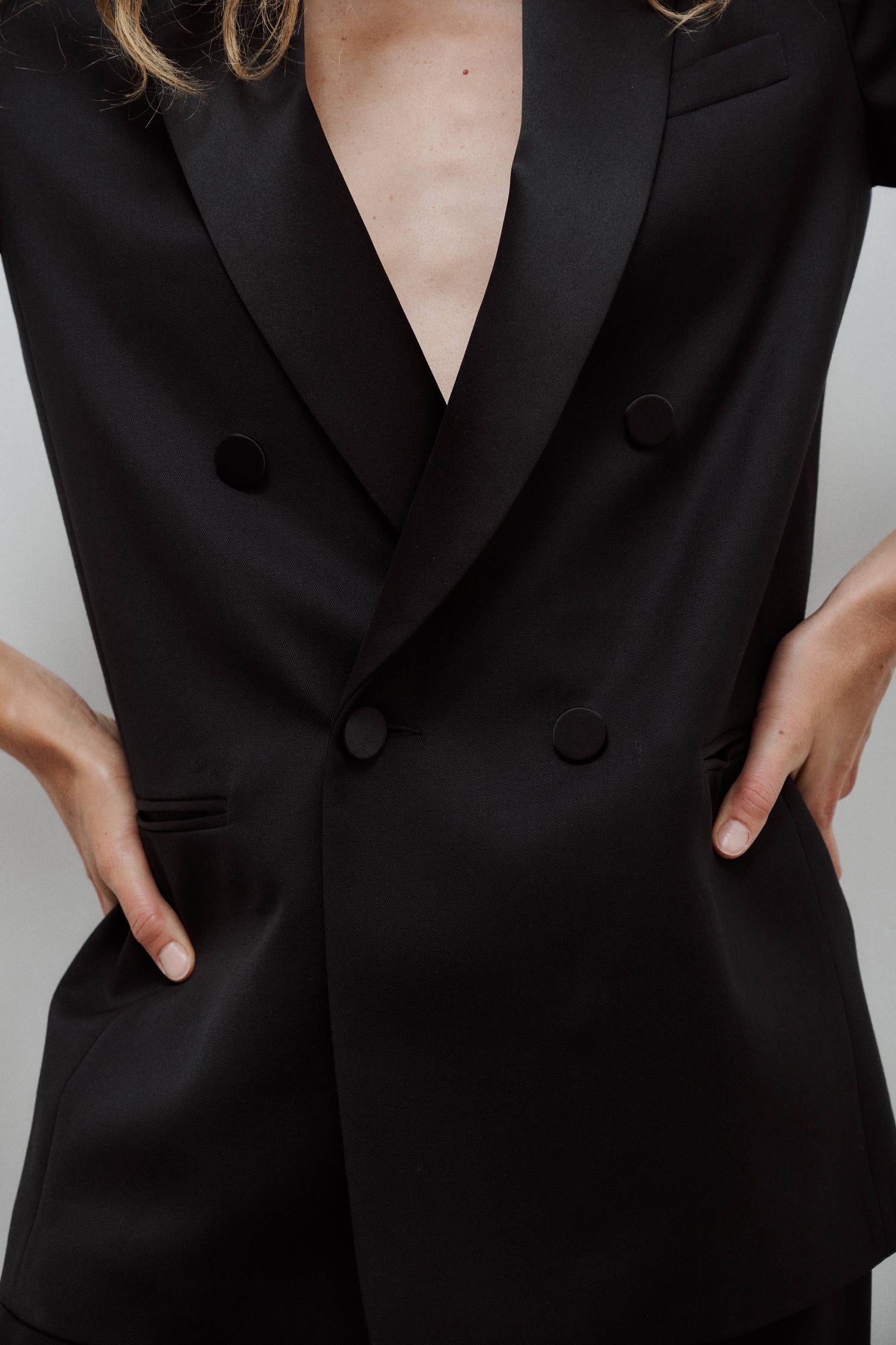 veste de smoking noire pour femme à double boutonnage en grain de poudre de laine noir et col en satin de soie noir par Facettes Studio